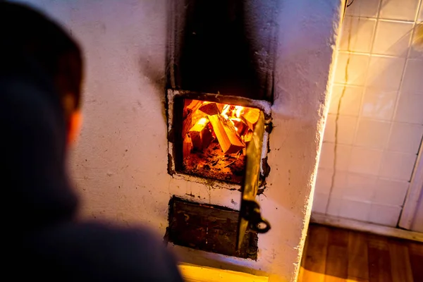 Osoba rozpala ogień w piecu na drewno. Koncepcja ciepła — Zdjęcie stockowe