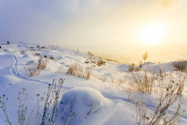 El sol brilla brillante en la zona montañosa en la mañana fría, hermoso paisaje —  Fotos de Stock