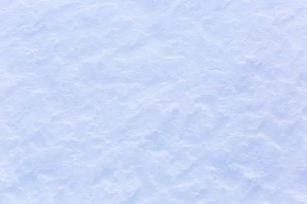 Gruba warstwa śniegu po silnej zamieci śnieżnej o białej fakturze. Zjawisko naturalne — Zdjęcie stockowe