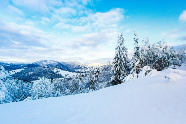 Nový den začíná ve sněhových horách po silné bouři, zimní krajina — Stock fotografie