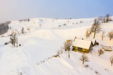 Dağ köyünde sabah kar yağışı, hava manzarası. Sihirli kavram