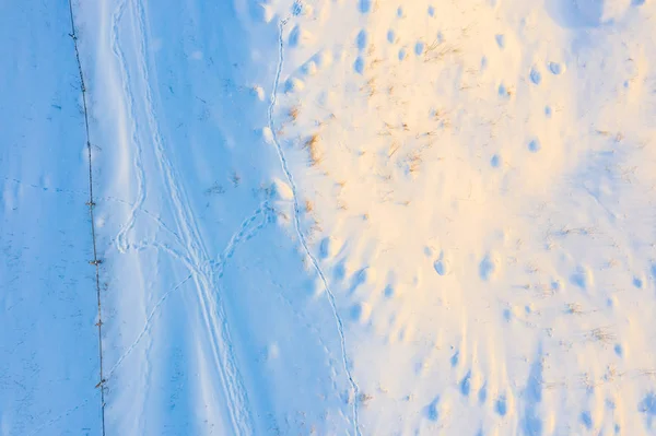 Terreno montanhoso coberto de neve de manhã, bela paisagem aérea. Conceito de fundo inverno — Fotografia de Stock