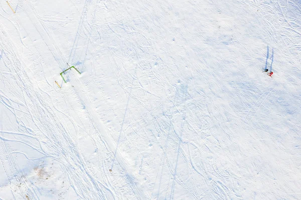 Люди катаються на лижах у горах у світлий сонячний день, повітряний пейзаж. концепція зимового відпочинку — стокове фото