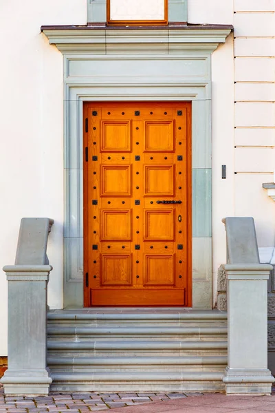 Marmeren trap naar de hoofdingang, deur decoratie concept. Bezienswaardigheden in Europa — Stockfoto