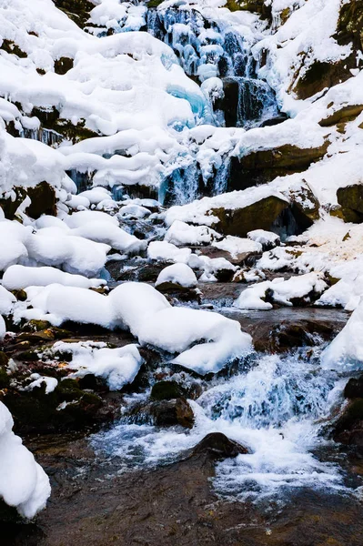 Bergwasserfall, der im Winter aus nächster Nähe herabrollt. Frost und Eiszapfen — Stockfoto