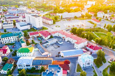 Grodno, Belarus 'ta güneşli bir gün başlıyor. Yazın her gün