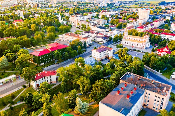 Vroege ochtend begint in Grodno, Wit-Rusland. Zomer in de regionale stad — Stockfoto