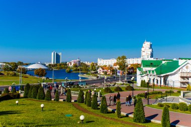 Minsk, Belarus. Güzel bir yaz günü. Nemiga 'daki Minsk' teki Svisloch manzarası