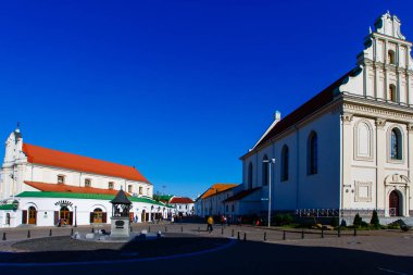Minsk, Belarus. Nemiga 'da yürümek için yer var. Sıcak yaz günü ve mavi gökyüzü. Küçük bir misafir bahçesi. Şehir pulları ve Kutsal Ruh Kilisesi.