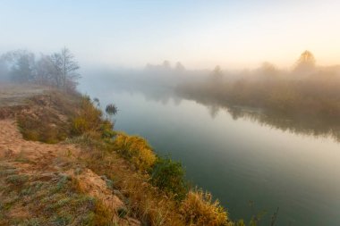 Küçük nehirlerde nakliye sorunu. Su nakli. Rezervasyondaki güzel sisli nehir