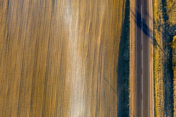 Topputsikt Pløyd Mark Veien Nærheten Vårfeltbehandling Flyfoto Fra Drone – stockfoto