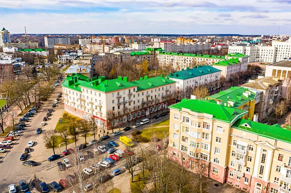 モギレフ ベラルーシ 2020年3月18日 モギレフ空撮で美しい通りと緑の屋根 — ストック写真