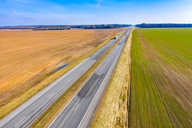 İlkbahar taze kirli tarlalarda iz sürmek. Kırsal alan