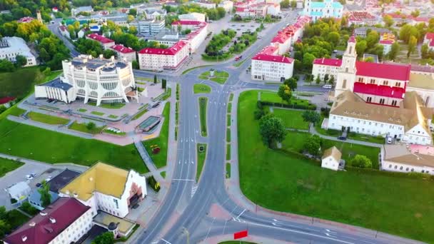 空中映像ベラルーシのネマン川に架かる橋のあるグロドノの街並 — ストック動画