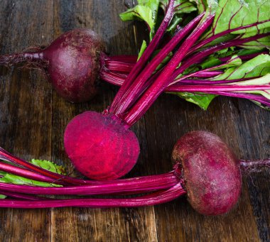  Taze beetroots yaprakları ile