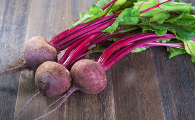  Taze beetroots yaprakları ile