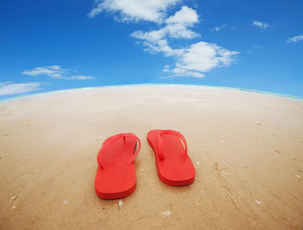 Czerwone klapki na plaży — Zdjęcie stockowe