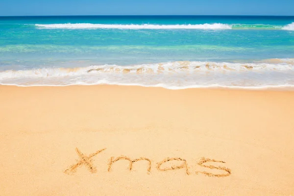 Mensaje de Navidad en la arena de la playa — Foto de Stock