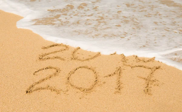 Cifre 2016 e 2017 sulla sabbia — Foto Stock