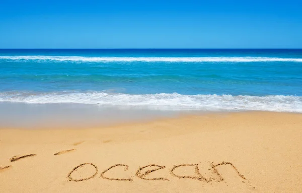 Zpráva oceánu na pláži písek — Stock fotografie