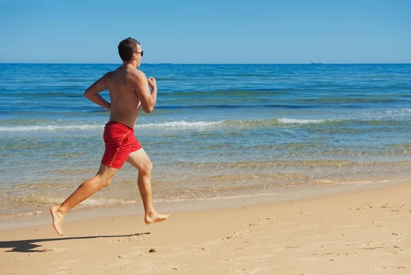 Человек бежит вдоль побережья — стоковое фото