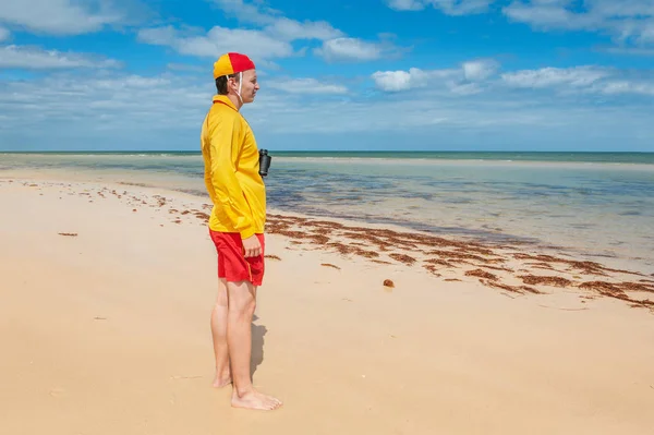 Jongeman redder in nood — Stockfoto