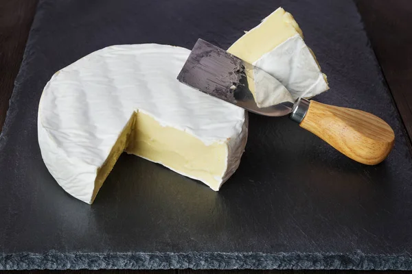 Weichkäse und Käsemesser — Stockfoto