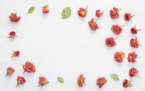 Kwiaty suszone róże na zabytkowy drewniany stolik Obraz Stockowy