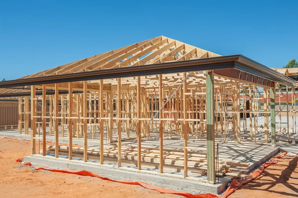 Nova casa de construção enquadramento. — Fotografia de Stock