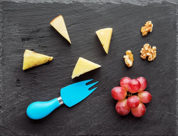 Bandeja de queso con uvas y nuez —  Fotos de Stock