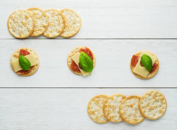 Crackers con formaggio e salame Foto Stock