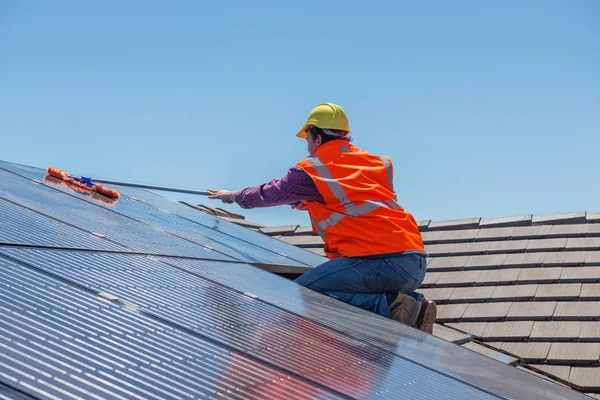 Werknemer en zonnepanelen Stockfoto