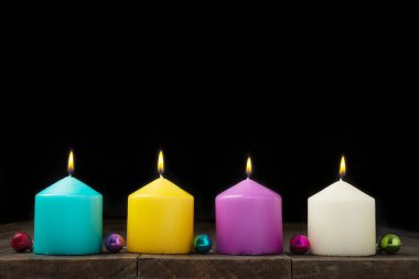 Çok renkli yanan mumlar