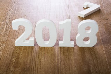 Ahşap arka plan üzerinde beyaz rakamlar 2018 