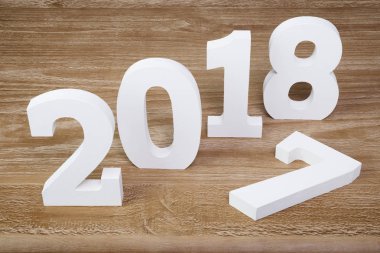 Ahşap arka plan üzerinde beyaz rakamlar 2018 