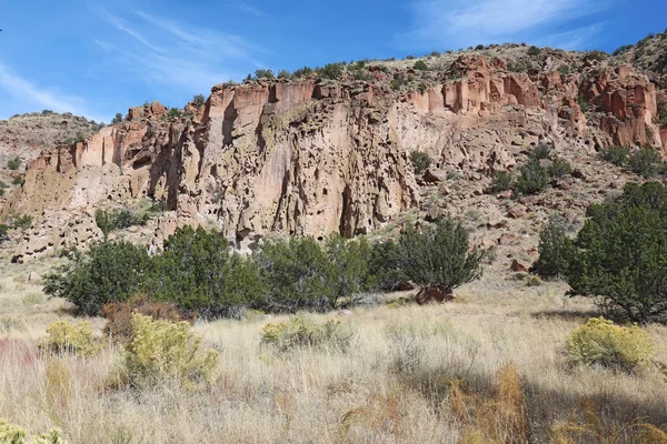 Κλιφ και εξοχή στο Εθνικό Μνημείο Bandelier, Νέο Μεξικό — Φωτογραφία Αρχείου