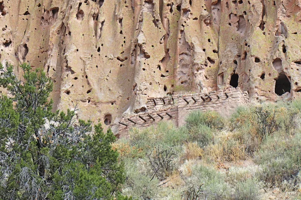 Rekonstruierte Pueblo auf Klippen am Bandelier Nationaldenkmal, n — Stockfoto