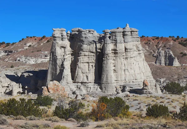 Rock formations and vegetation at Plaza Blanca near Abiquiu, New — Stock Photo, Image