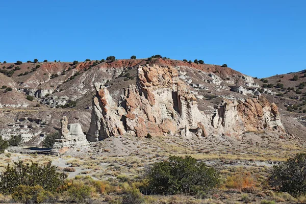 Rock formations and vegetation at Plaza Blanca near Abiquiu, New — Stock Photo, Image