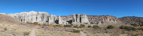 Panorama of rock formations and vegetation at Plaza Blanca near — Stok fotoğraf