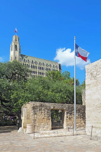 Alamo grounds, bandeira do Texas e Emily Morgan Hotel — Fotografia de Stock