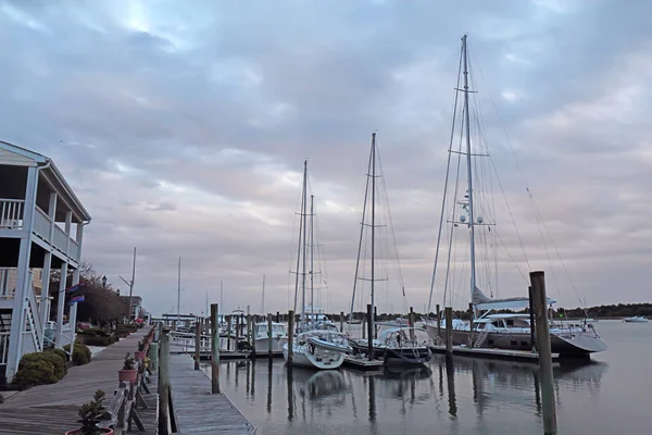 Gebouwen, dokken en boten bij zonsondergang in Beaufort, North Carolina — Stockfoto