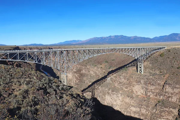 Міст Ріо - Гранде поблизу міста Таос (штат Нью - Мексико). — стокове фото