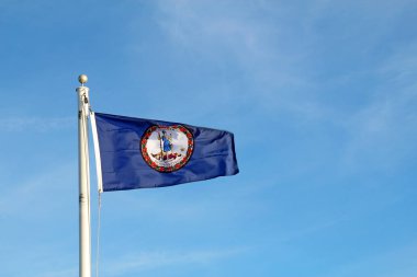 Virginia Cumhuriyeti bayrağı bir süre önce dalgalanmıştı. Parlak mavi gökyüzüne ve sirrus bulutlarına karşı.