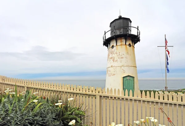 Montara Sis Sinyali Işık Stasyonu California Otoyolu Kazıklı Çitler Zambaklarla — Stok fotoğraf