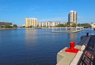 Tampa, Florida 'nın kısmi ufuk çizgisi Seddon Kanalı ve Kongre Merkezi yakınlarındaki Rivewalk' tan izlenen Hillsborough Nehri 'nin kesiştiği yerde apartman ve apartman binaları var.