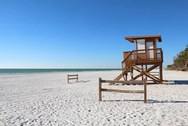 Florida, Bradenton yakınlarındaki Anna Maria Adası 'ndaki Coquina Sahili' nin beyaz kumsalındaki cankurtaran istasyonu.