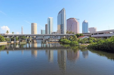 Kısmi Tampa, Florida ufuk çizgisi USF Park ve ticari binalar