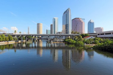 Kısmi Tampa, Florida ufuk çizgisi USF Park ve ticari binalar