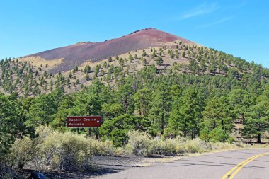 Flagstaff, Arizona 'nın kuzeyindeki Sunset Volkan Ulusal Anıtı' ndaki kül konisinin işareti ve eğimi.